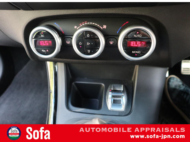 ���E�Ɨ��I�[�g�G�A�R��