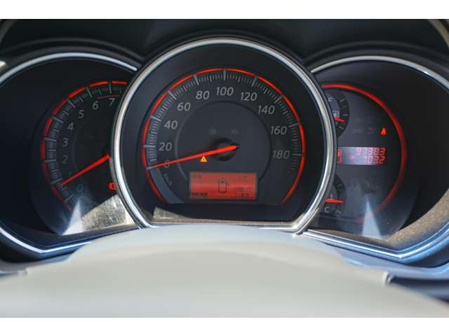 �f�����Ԃ̏�񂪓ǂݎ���A���₷���V���v���ȃf�U�C���̃X�s�[�h���[�^�[�ł���