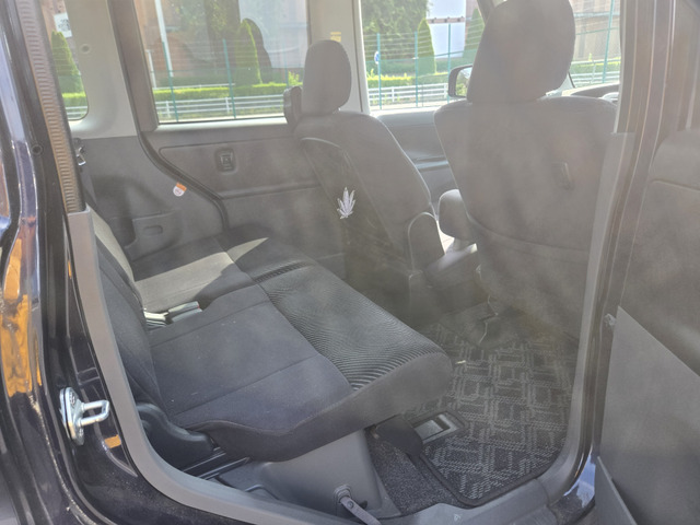 リアシートも広々です。(支払総額15.8万円・圏内に限り・タイミングチェーンですのでベルト交換必要ございません)