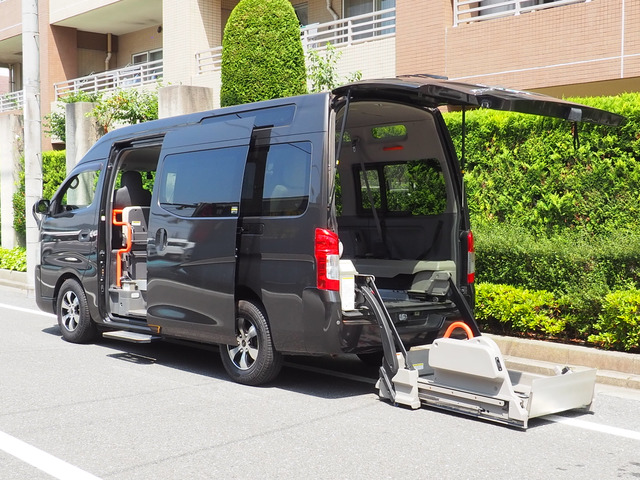NV350キャラバン(日産) 福祉車両・電動リヤリフター・車いす4名・ 中古車画像