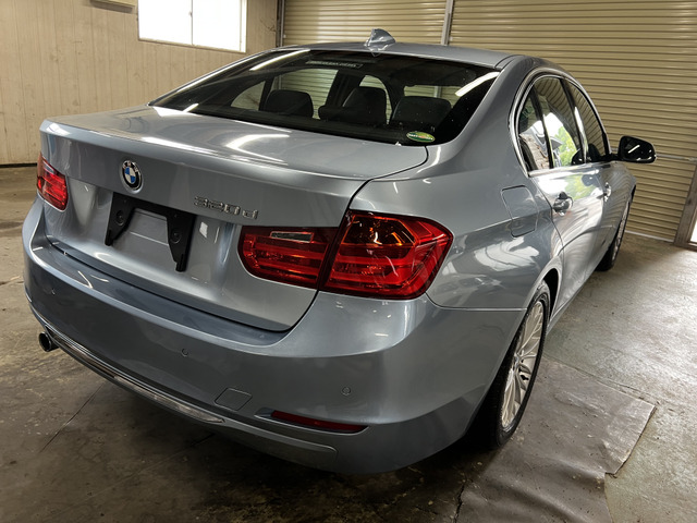 �O���[�h�́w 320d �Z�_�� ���O�W���A���[ �x�ƂȂ�܂��B