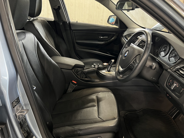 �{�f�B�J���[�̓��L�b�h�E�u���[�A�C���e���A�̓u���b�N���U�[�ƂȂ�܂��B