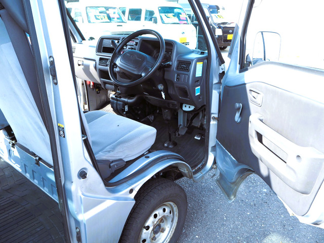 箱バンとして運転席、助手席、室内も大きな荒れのない状態です。丁寧に使われていたことがよくわかりますね。簡易清掃と消毒済みです。是非一度お車をご覧下さい。お車は1台限りです。