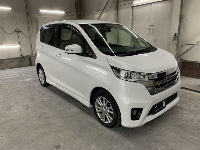 お車と一緒に新品タイヤ(ホイール付き)をご希望の方にはお得な価格にてご提供しております。常時在庫がありますので、いつでもご確認いただけます。