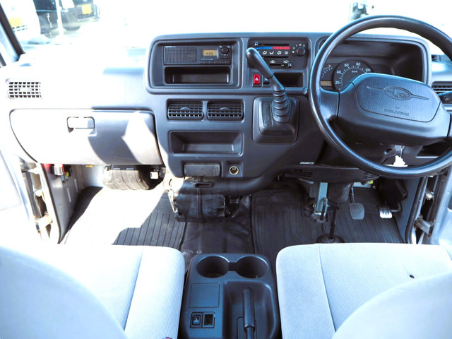 綺麗な室内・4WDで雪も安心、誰でも乗れるオートマ、快適エアコンとパワステ付いた、スバル製EN07リアエンジン4気筒のお車です