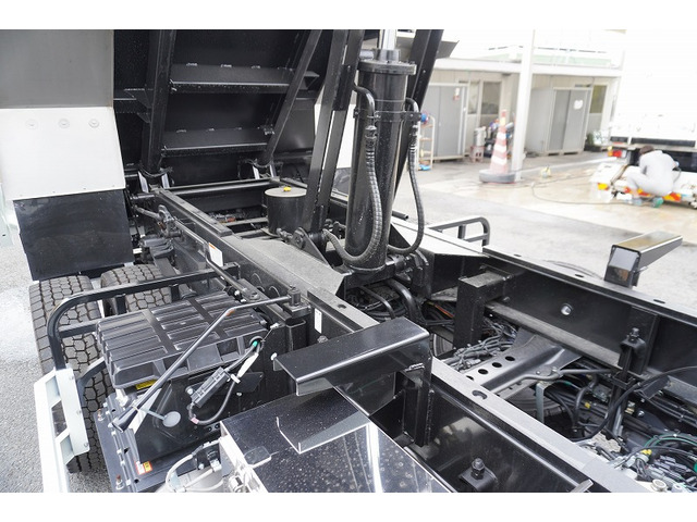 �V�Ԓ����������Ă���܂��B���g�p�̎ԂȂǂ����Ŕ[���������g���b�N����������u���Ă���܂��̂ł������������B