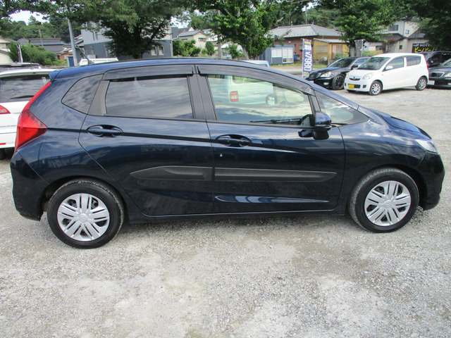 ハーフレザーシートで快適なドライブ体験が可能です。