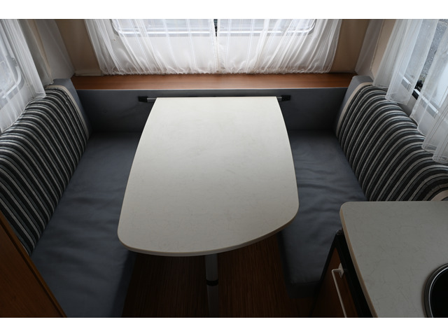 �傫�ȃe�[�u���͑�l���ɕ֗��B���R�x�������B