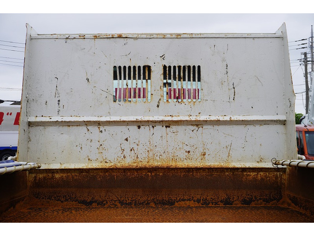 �V�Ԓ����������Ă���܂��B���g�p�̎ԂȂǂ����Ŕ[���������g���b�N����������u���Ă���܂��̂ł������������B