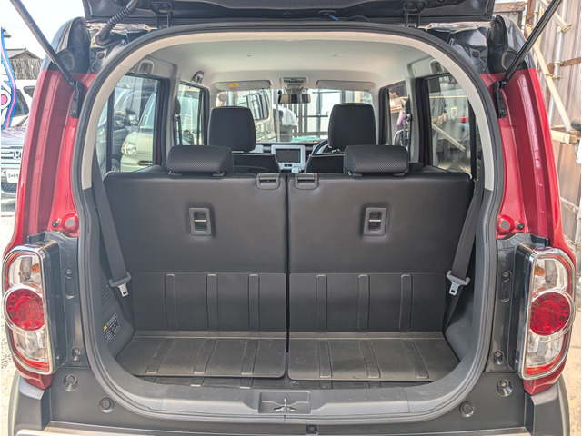 リアシートを使用している状態でも十分なラゲッジスペースが確保されてます。しかもリアシートは前後にスライドするので更に広いスペースが確保されます。