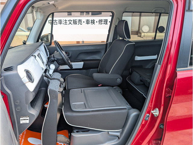 更に助手席の背もたれを倒せばテーブルに早変わり。ドライブ先での休憩も出来ますし後席に座って足を伸ばしたり、場合によっては車中泊まで出来ちゃいますよ♪