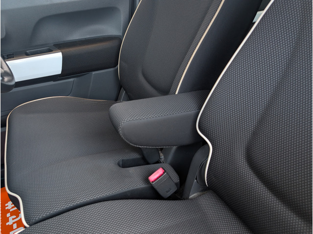 シート間の背もたれを倒せばアームレストになります。ゆったりとした姿勢で運転が出来て便利です。