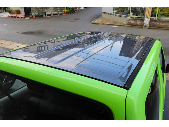 ルーフとサイドミラーをグレーメタリックで塗分けているので、奇抜すぎず引き締まった印象です(^^)