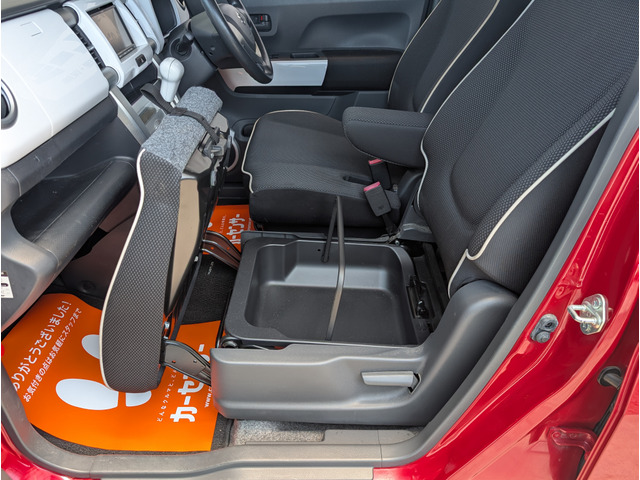 助手席の座面を持ち上げると収納バスケットが設置されてます。取外しが出来るので洗車道具などを積んだり様々な使い勝手が楽しめます。