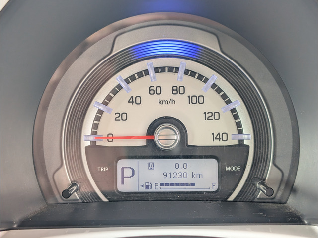 スピード計が大きく配置されているので見やすい作りです。液晶表示部には各種車輛情報を表示するインフォメーションディスプレイが備わっております。