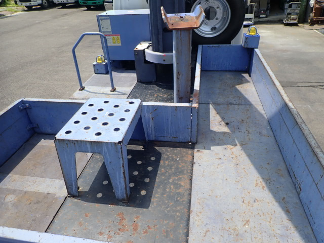 �ב䕔���͋@�ށE���ނ̐ςݍ��݂ɗ]�T�̂���X�y�[�X���m�ۂ���Ă��܂��B