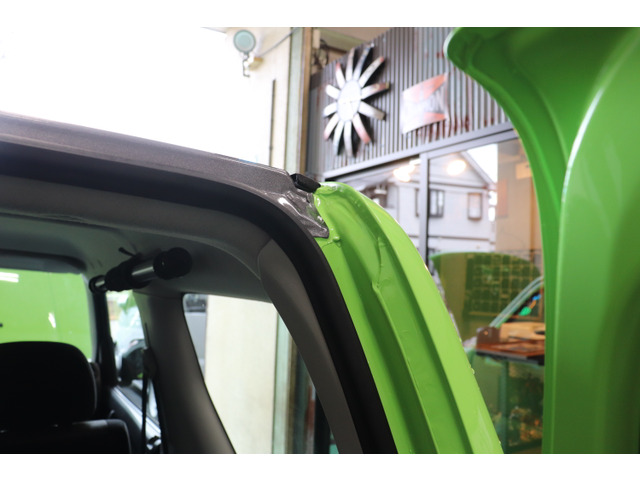 もちろんルーフとの境目も綺麗に塗分けられているので、いつどこでバックドアを開けても恥ずかしくありません☆