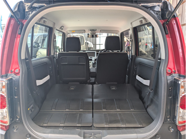 リアシートを全て倒せば背丈のある大きめの荷物も積むことが出来ちゃいますし、車中泊も楽しめる広さです!