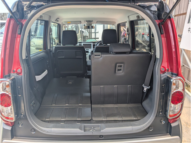 リヤシートの背もたれは分割可倒式になってます。この状態でも3名乗車は可能です。