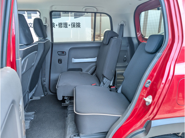 後部座席も前後スライド&リクライニングします。前方にスライドすればトランクスペースがその分広くなりますので使用用途に合わせた使い方をお楽しみください。