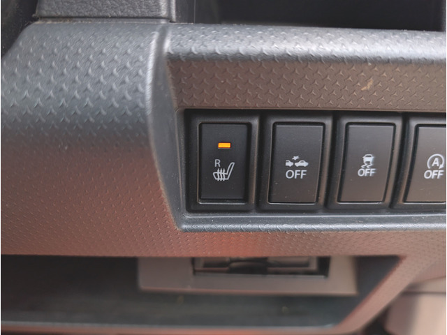 運転席にはシートヒーターが装備されてます。女性には人気のアイテムです♪