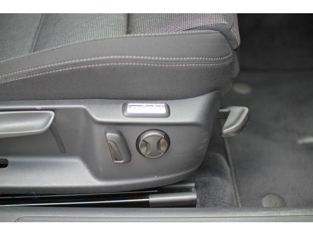 リクライニングとランバーサポートは電動調整