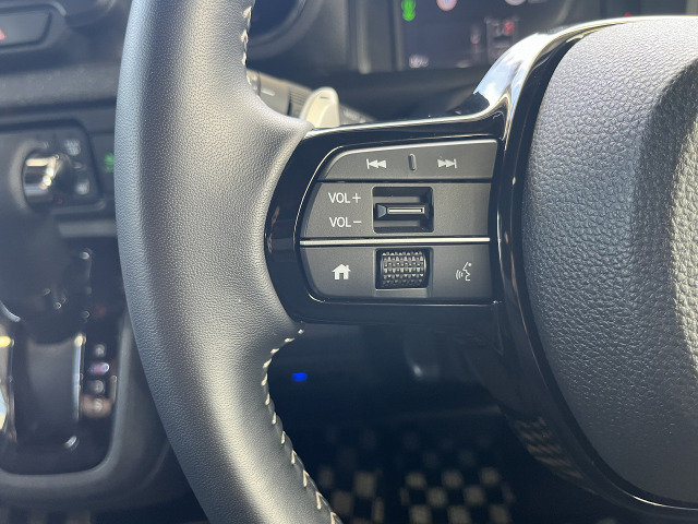 ステアリングリモコン付きでナビも楽々操作可能!! (走行中ナビの操作はステアリングリモコンのみになります。)