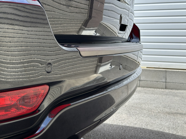 【障害物センサー】車両感覚が掴みにくい狭い駐車場で大活躍!障害物との距離感に合わせて、音で運転者に知らせてくれるとても便利な装備付きです。