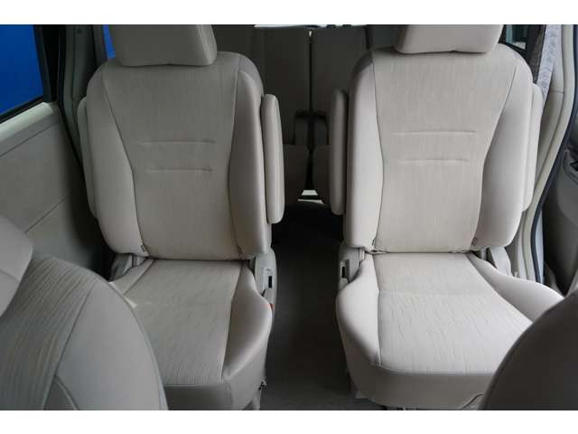 ウォークスルー☆2列目から3列目に簡単に移動できるため、3列目の人も乗り降りしやすく、またシート間を移動しやすいといった利点があります。