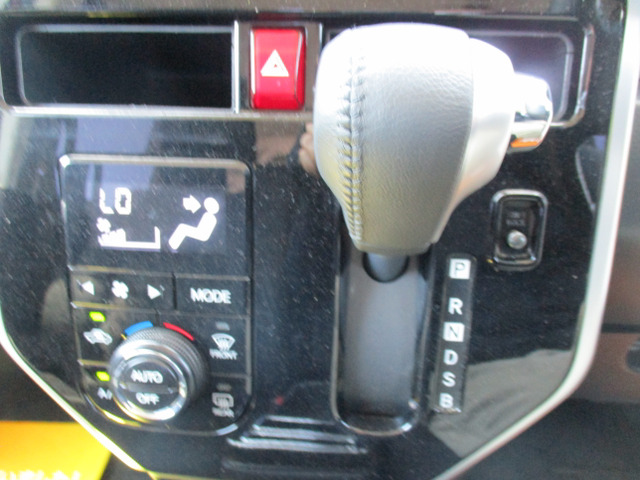 ★操作が簡単オートエアコン・シフトレバー周りです★