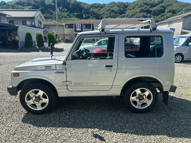 �X�N�G�A�f�U�C���̃{�f�B�͊X��肩��A�E�g�h�A�܂ŕ��L���f����X�^�C��!!