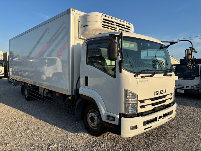 フォワード冷蔵冷凍車