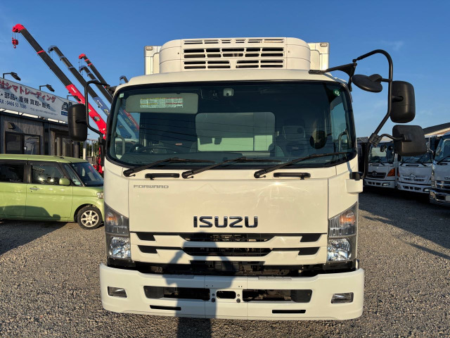 フォワード冷蔵冷凍車