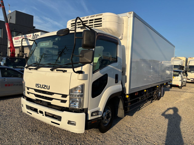 フォワード冷蔵冷凍車