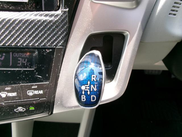 必ず使用するシフトレバー。確りと確認したいですね。