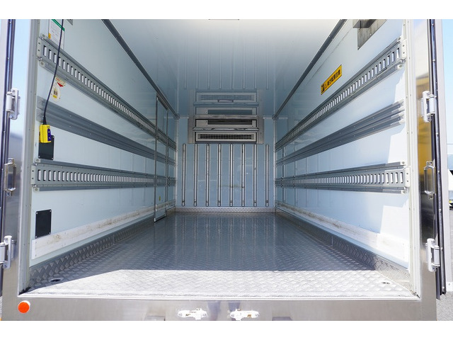 �V�Ԓ����������Ă���܂��B���g�p�̎ԂȂǂ����Ŕ[���������g���b�N����������u���Ă���܂��̂ł������������B