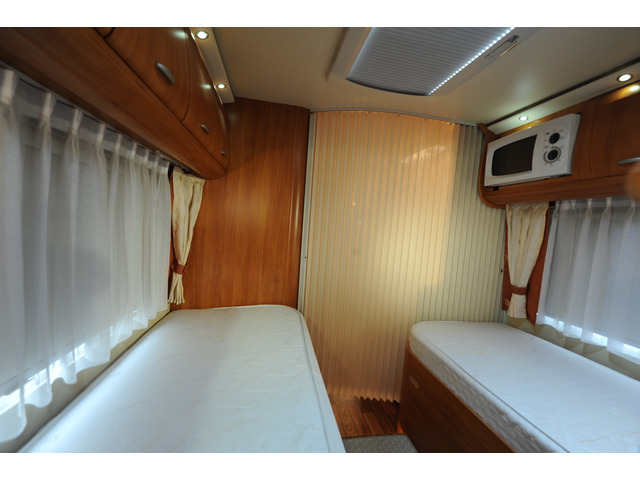 �A�R�[�f�B�I���J�[�e���Ŏd�؂����c�C���x�b�h�͏\���Ȃقǂ̍��؏A�Q�X�y�[�X�B