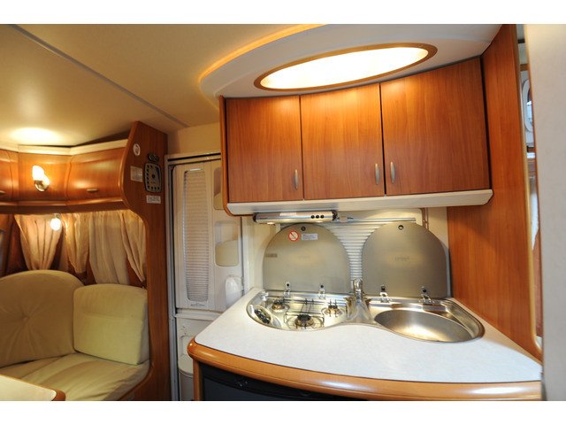 �M�����[�͏����ɐl�C�B�V�䂩��̏Ɩ��͂����ƃK�X�R�����ƃV���N�𖾂邭���܂��B