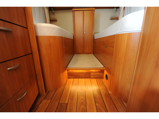 �c�C���x�b�h�̒ʘH�ɂ́A�X�e�b�v�̌��Ԃ𗘗p�����ԐڏƖ��B