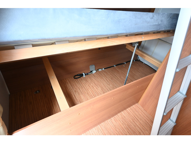 ��i�x�b�h�̈�ԉ�(���i�x�b�h��)�X�y�[�X�͑傫�Ȏ��[�X�y�[�X�B