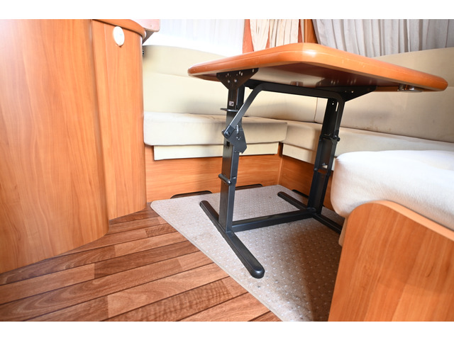 �e�[�u���̓����A�N�V�����ŏ㉺���삪�\�ł��B�x�b�h�ɂ���Ƃ��̓e�[�u���������ă}�b�g�̑�ɂ��܂��B�ƂĂ������悭�֗��ł��B