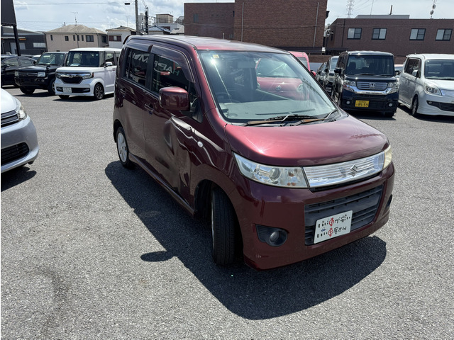 3ヶ月・3000kmの無料保証付きです。エンジン、ミッション等の修理の際に金額が大きくなりがちな箇所も無料修理で安心です。最大3年までの有料保証も取り扱っております。