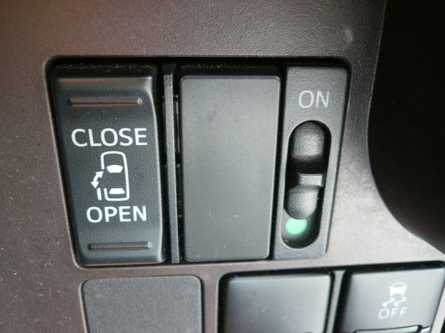 �d���X���C�h�h�A(����)�J�{�^�����^�]�Ȃ���͂��₷���ʒu�ɂ���̂ŁA�g�����肪�����ł���!