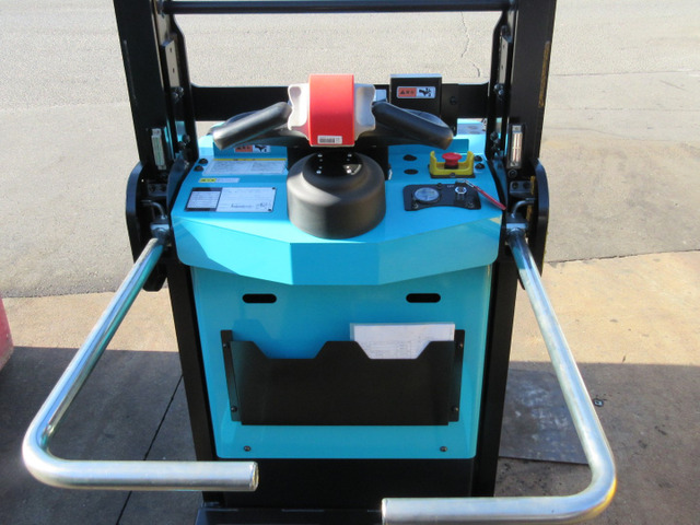 住友ナコバッテリー式フォークリフト（リーチ式）