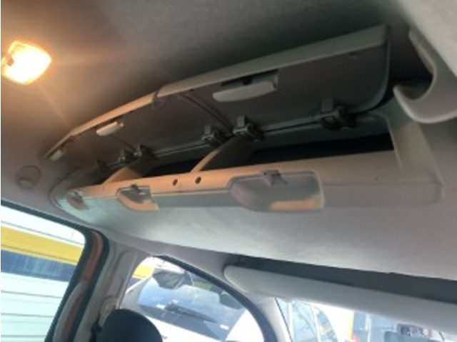 ���A�Ȃ̏�̎��[�{�b�N�X�t�^�S�J��