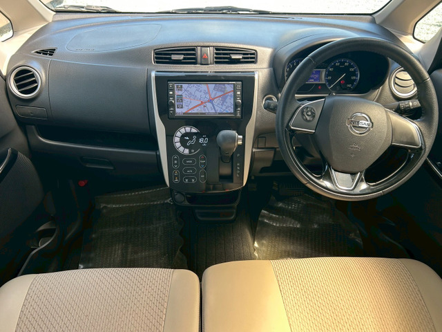 御覧下さい特別視当社のハイウェイスターXプレミアムセレクションで内装もハーフレザーシート(^^♪