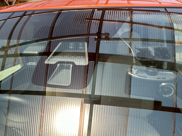 エマージェンシーブレーキのカメラはここにありますので前のガラスは常にきれいにしてくださいね(^^♪