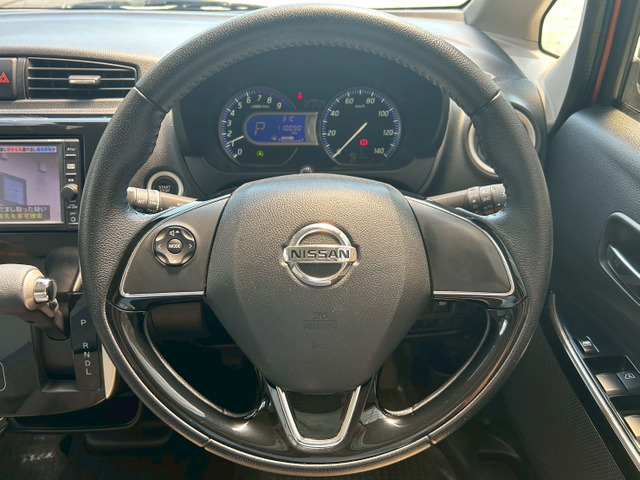 ステアリングスイッチも付いて運転中の音量の上げ下げも楽々♪♪