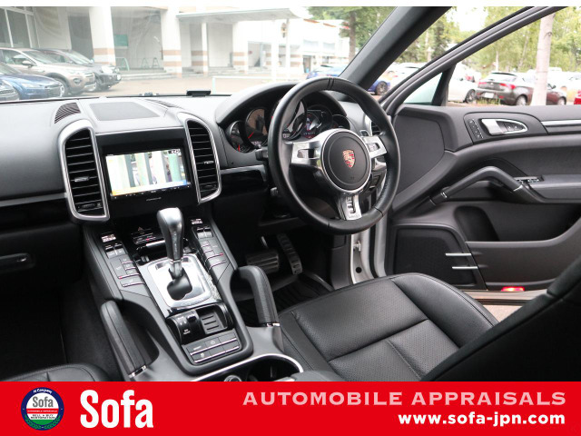 レザーエクスクルーシブもご覧の状態です