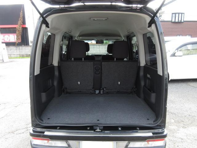 荷室は広々していてとても綺麗です